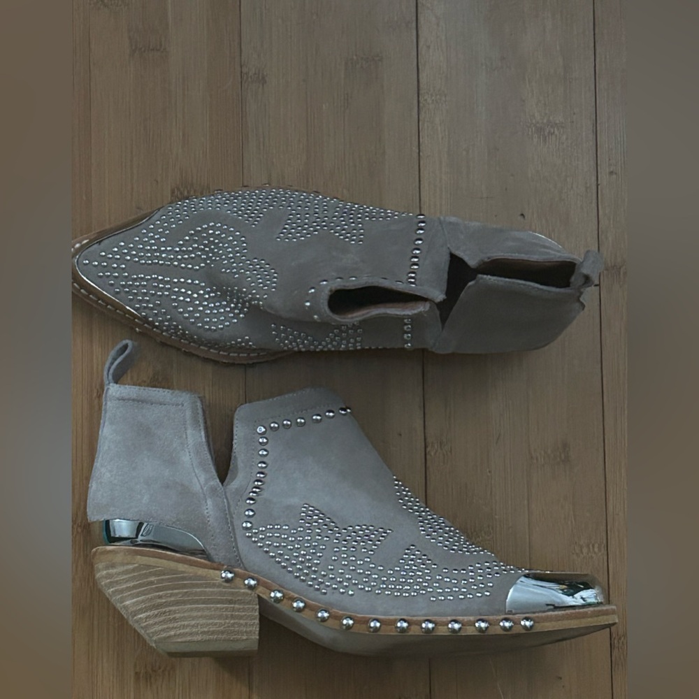 Jeffrey Campbell Suede Oxnard St booties.
Size 7.5